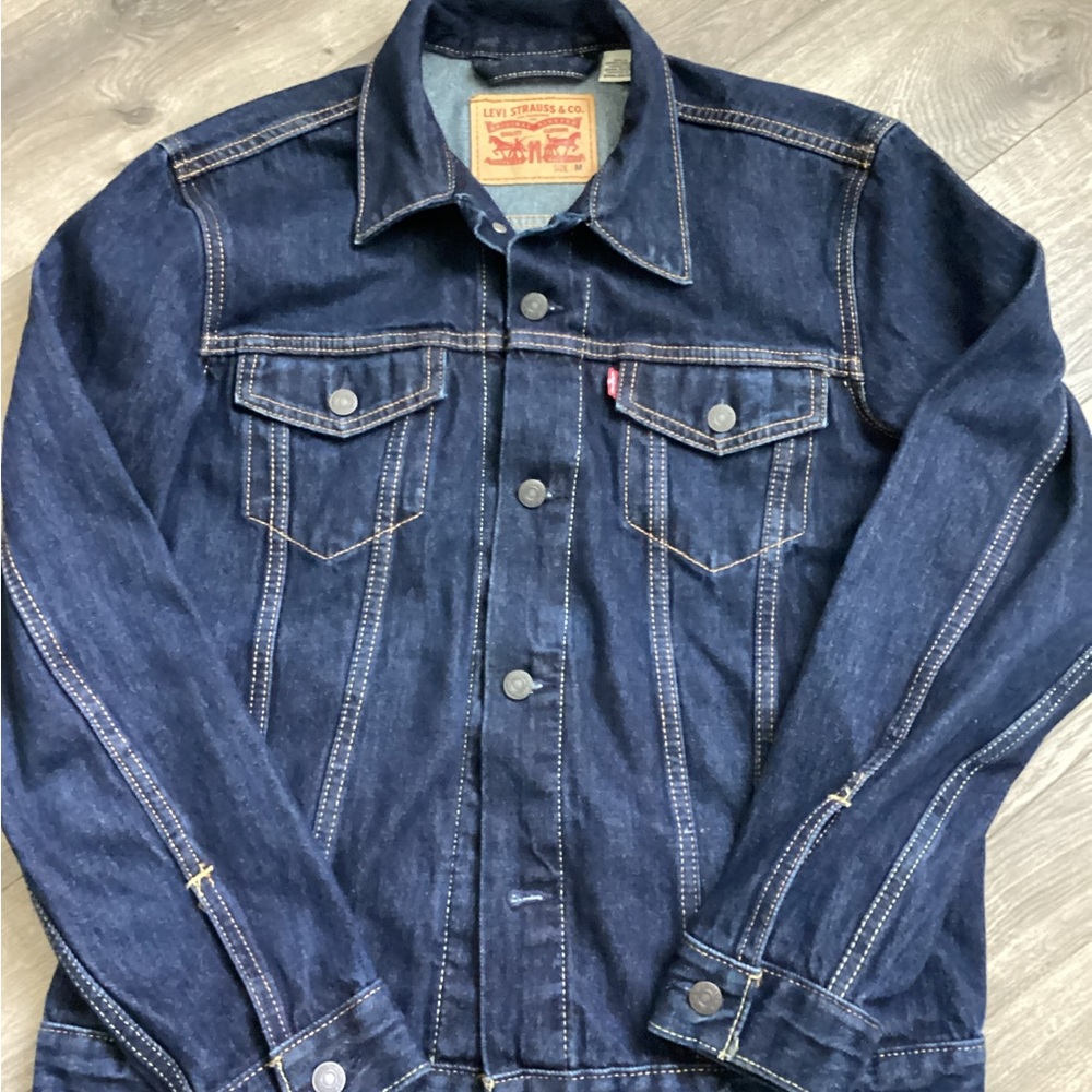 Levi's Men's trucker denim jacket. 723340134 Dark wash size medium. Red label